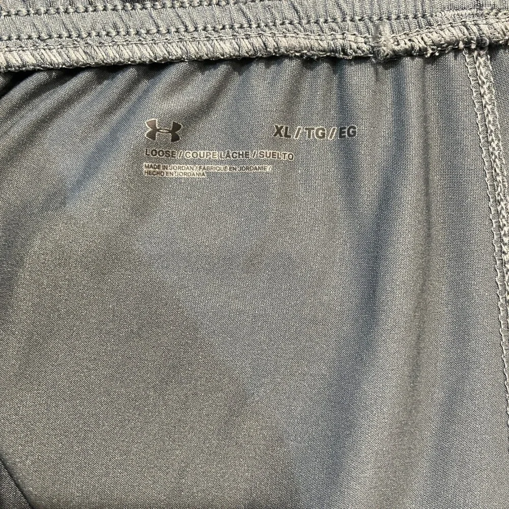 Under Armour Shorts Men XL Gray Graphic Print Loose Fit Athletic Gym Workout